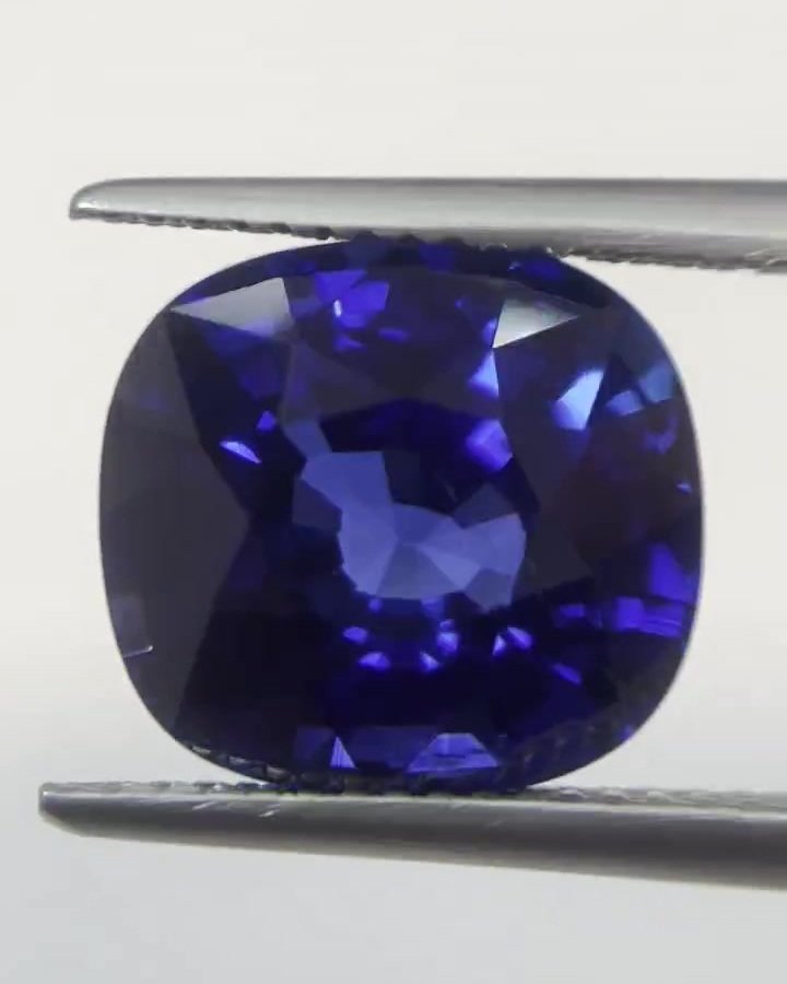 Ceylon blue sapphire, 9.15 carat, held in tweezers